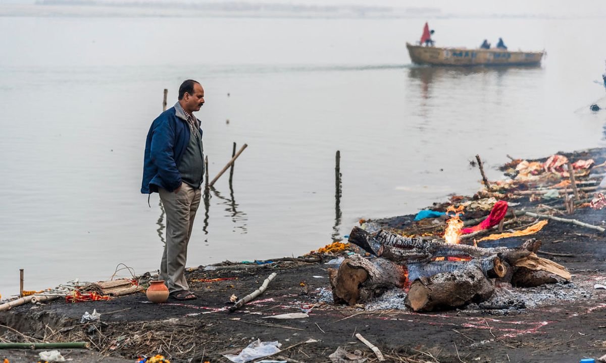 Wooden cremation in harishchandra ghat